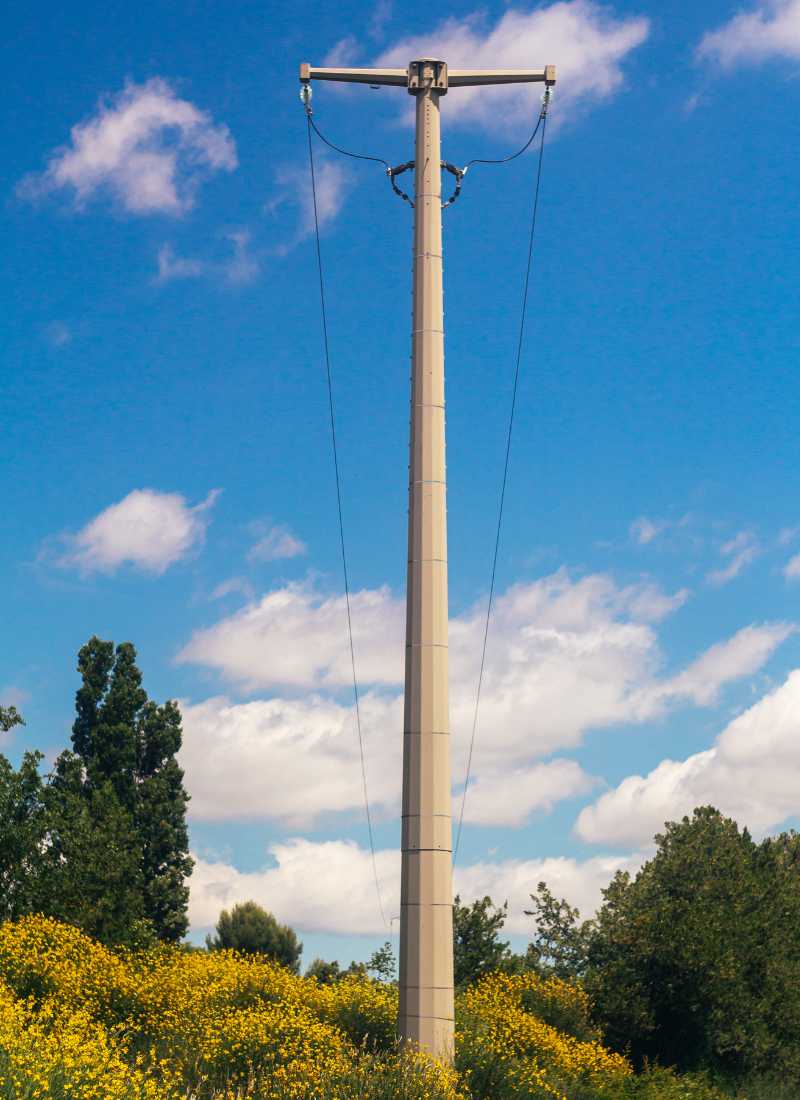 Słup linii energetycznej średniego napięcia